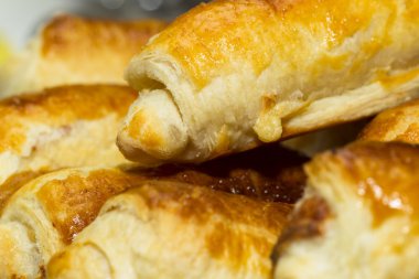 Güzel, kırmızı yanaklı, altın hamur işleri - kruvasan ve puf pa