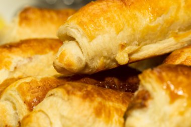 Güzel, kırmızı yanaklı, altın hamur işleri - kruvasan ve puf pa