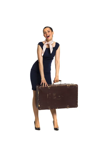 Uma bela jovem com uma mala velha. Feliz, travesso . — Fotografia de Stock