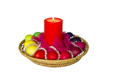 Bir mum ve dekore edilmiş boyalı yumurta Paskalya kompozisyonu 