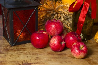 Kırmızı elma, portakal fener, ayçiçek yağı bir şişe, kulakları w