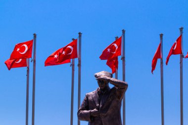 Marmaris, Turkey. Türkiye 'nin seddi ve bayraklarıyla ilgili Atatürk Anıtı.