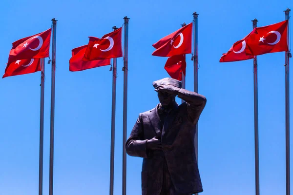 Мармарис Турция Памятник Ататюрку Набережной Флаги Турции — стоковое фото