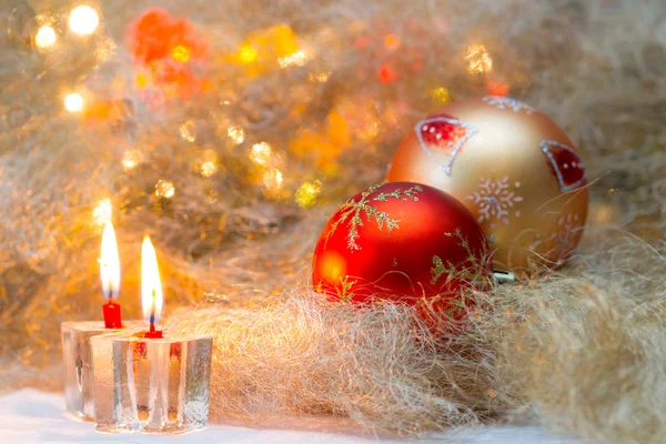 Palle di Natale con candele sullo sfondo luci — Foto Stock