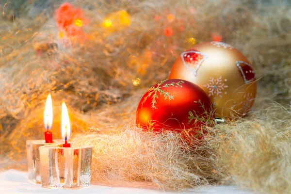 Bolas de Navidad con velas en las luces de fondo — Foto de Stock
