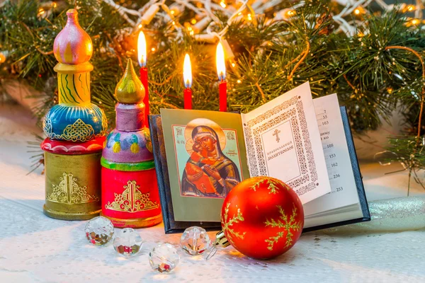 Weihnachtskomposition mit Modellen russischer Kirchen und Gebeten — Stockfoto