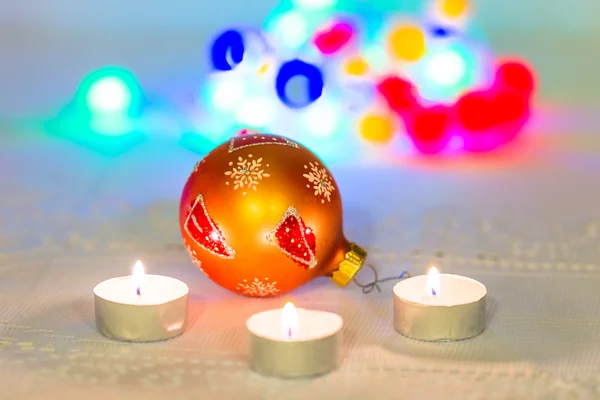 Kerstmis samenstelling met kaarsen en kerstversiering — Stockfoto