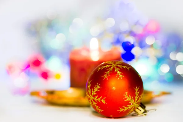 Χριστουγεννιάτικη σύνθεση με κεριά και χριστουγεννιάτικα διακοσμητικά παιχνίδια — Φωτογραφία Αρχείου