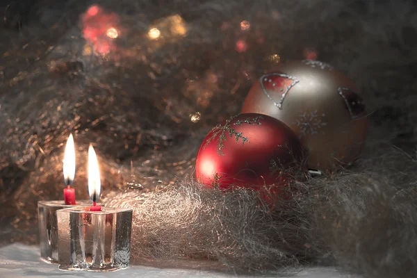 Bodegón de Navidad con velas y decoraciones navideñas — Foto de Stock