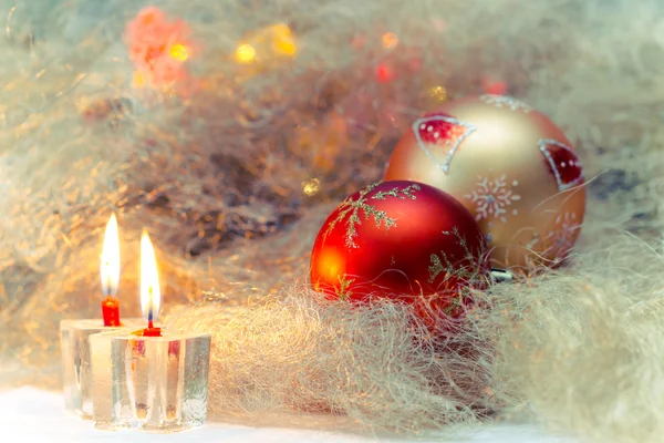 Bodegón de Navidad con velas y decoraciones navideñas —  Fotos de Stock