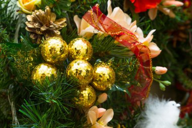 Çiçeklerle, yılbaşı yeni yıl ve Noel çelenk süslenmiş 