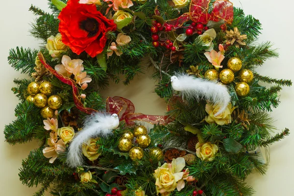 新年和圣诞花环装饰着花朵，圣诞节 — 图库照片