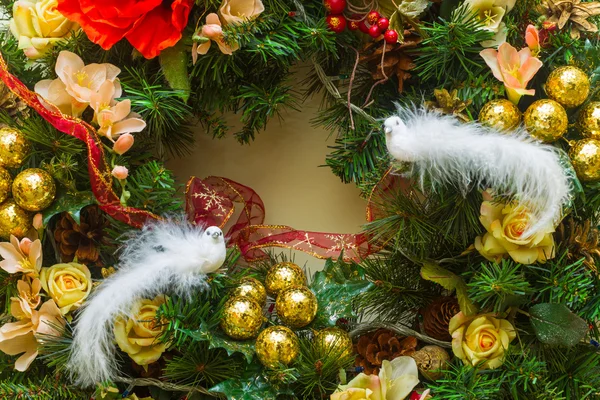 Nouvel An et couronne de Noël décorée de fleurs, Noël — Photo