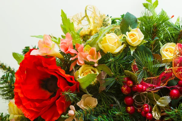 Corona de Año Nuevo y Navidad decorada con flores, Navidad —  Fotos de Stock