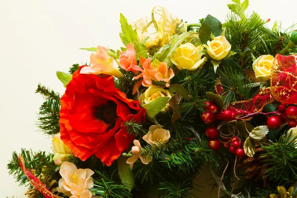 Neujahr und Weihnachtskranz mit Blumen geschmückt, Weihnachten — Stockfoto