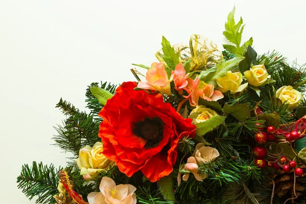 Corona de Año Nuevo y Navidad decorada con flores, Navidad —  Fotos de Stock