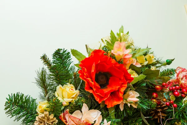 Corona de Año Nuevo y Navidad decorada con flores, Navidad —  Fotos de Stock