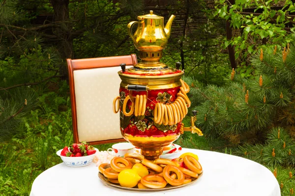 Rus semaver ve çay, çilek plaka Gzhel, limon, çiçek, kurutma ve simit