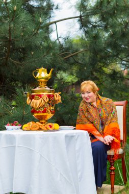 Düzgün vücutlu, pembe ve mutlu oturan güzel Rus kız