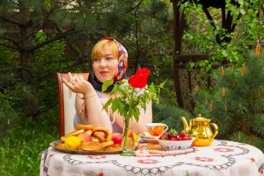 Düzgün vücutlu, pembe ve mutlu oturan güzel Rus kız