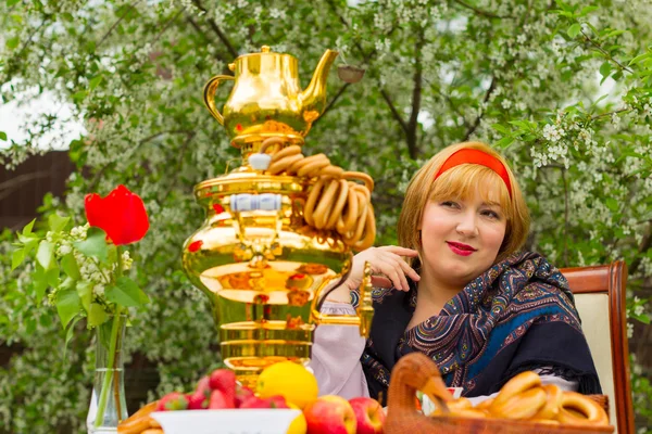 Düzgün vücutlu, pembe ve mutlu oturan güzel Rus kız