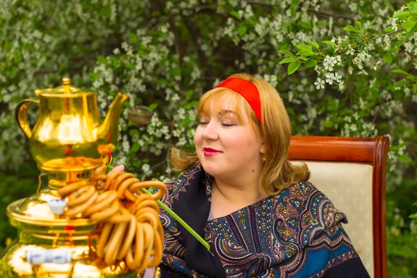 Красиві російської дівчини з пишними формами, рожеві і щасливого сидячи — стокове фото