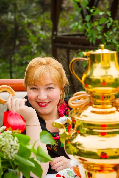 Wangen russische fröhliche junge Frau mit einem Schal drapiert pavlopo — Stockfoto