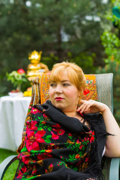 Tvářemi ruské veselá mladá žena s šátkem přehodil pavlopo — Stock fotografie
