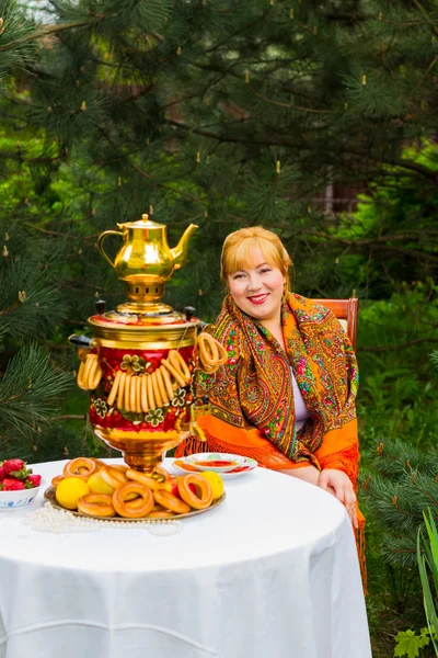 Schöne russische Mädchen mit einem kurvenreichen, rosigen und glücklichen Sitzen — Stockfoto