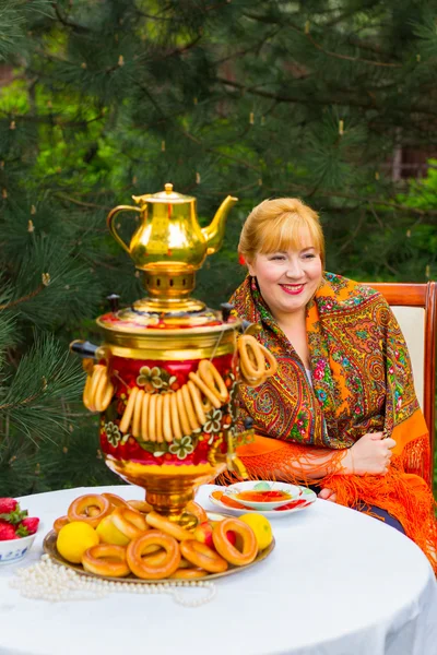 Schöne russische Mädchen mit einem kurvenreichen, rosigen und glücklichen Sitzen — Stockfoto