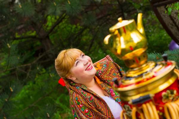 Schöne russische Mädchen mit einem kurvenreichen, rosigen und glücklichen Sitzen — Stockfoto