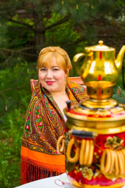 Красиві російської дівчини з пишними формами, рожеві і щасливого сидячи — стокове фото