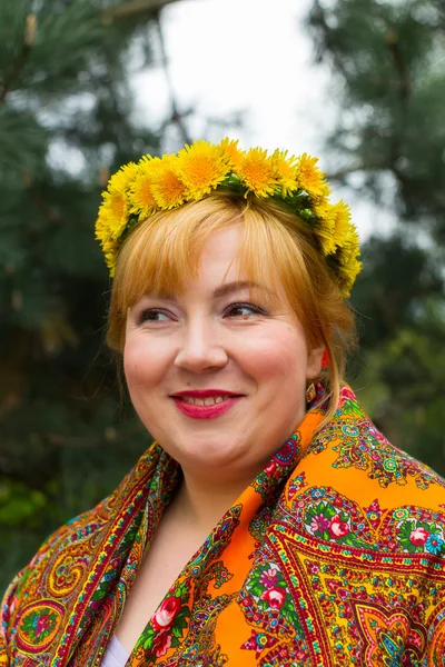 Cheeked Russian cheerful young woman in a wreath of fresh dandel — Stock Photo, Image