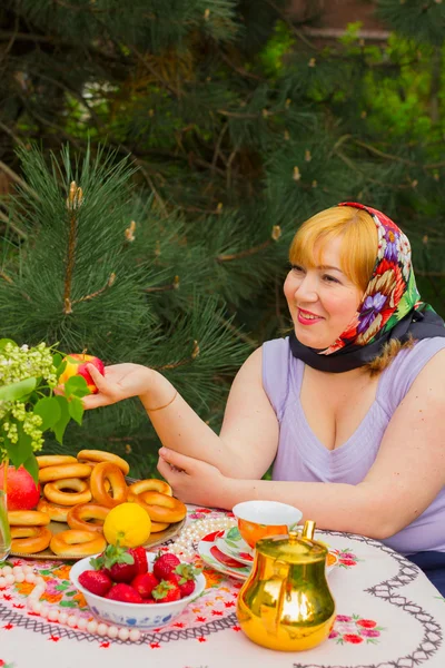 Hermosa chica rusa con una curvilínea, rosada y feliz sentada — Foto de Stock