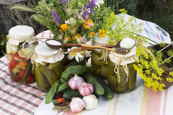 Banques de légumes marinés - concombres, tomates, courgettes — Photo