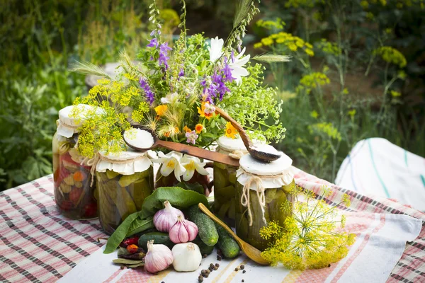 Bancos con verduras en escabeche: pepinos, tomates, calabacines y especias — Foto de Stock