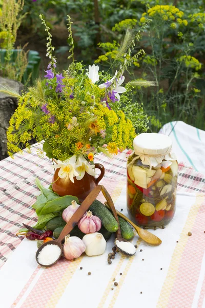 Banche con verdure sottaceto - cetrioli, pomodori, zucchine e spezie — Foto Stock