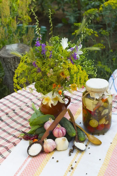 Bancos com legumes em conserva pepinos, tomates, abobrinha e especiarias — Fotografia de Stock