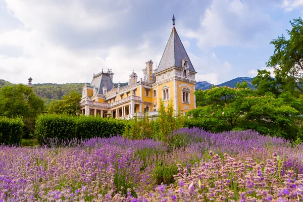 Massandra Sarayı, Massandra, Yalta, Kırım, Gurzuf, Gotik Kale ve lavanta tarlası.