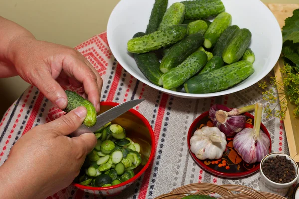 Pepinos en vinagre, decapado - manos de cerca, pepino, hierbas , — Foto de Stock