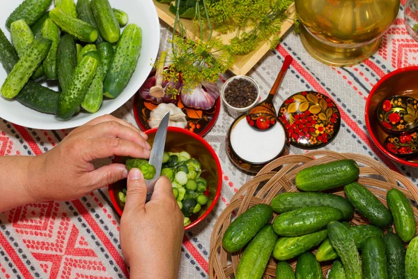 Pickling cucumbers, pickling - hands close-up, cucumber, herbs, — Stock Photo, Image