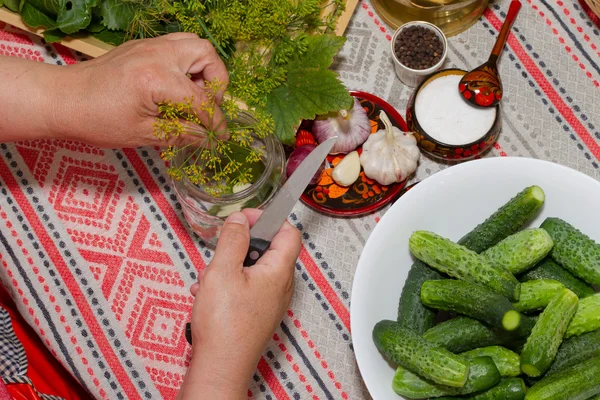 Beitsen komkommers, handen beitsen - close-up, komkommer, kruiden, — Stockfoto