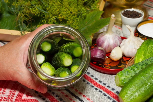 Pepinos en vinagre, decapado - manos de cerca, pepino, hierbas , — Foto de Stock