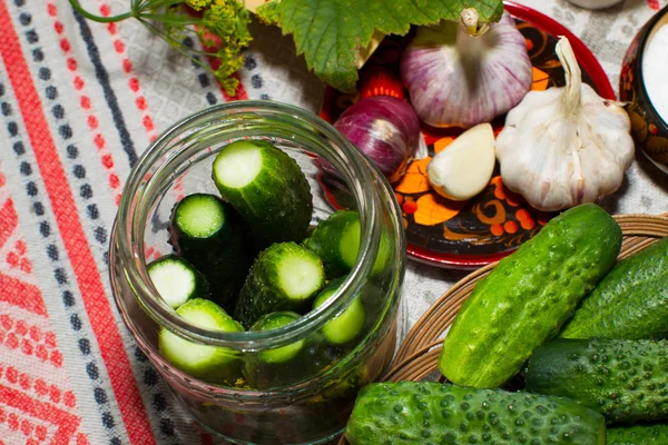 Pepinos em escabeche, conservação em escabeche - mãos close-up, pepino, ervas , — Fotografia de Stock