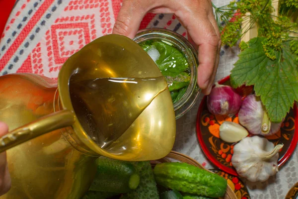 Pepinos en vinagre, decapado - manos de cerca, pepino, hierbas , — Foto de Stock