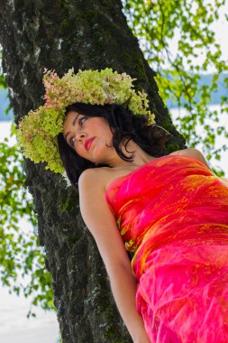 Genç Rus kadın başında çiçekler ortancaları çelenk, 