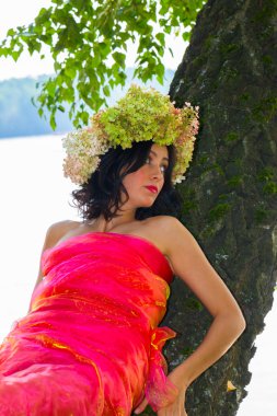 Genç Rus kadın başında çiçekler ortancaları çelenk, 