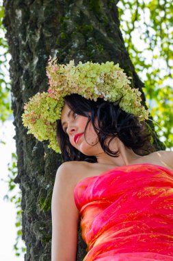 Genç Rus kadın başında çiçekler ortancaları çelenk, 