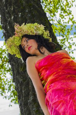 Kafasındaki bir çelenk, çiçek ortancaları, rahat bir kadınla genç Rus kadın