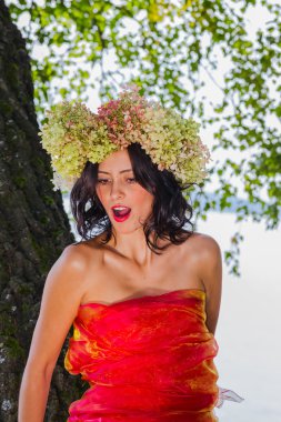 Genç Rus kadın başında çiçekler ortancaları çelenk, 